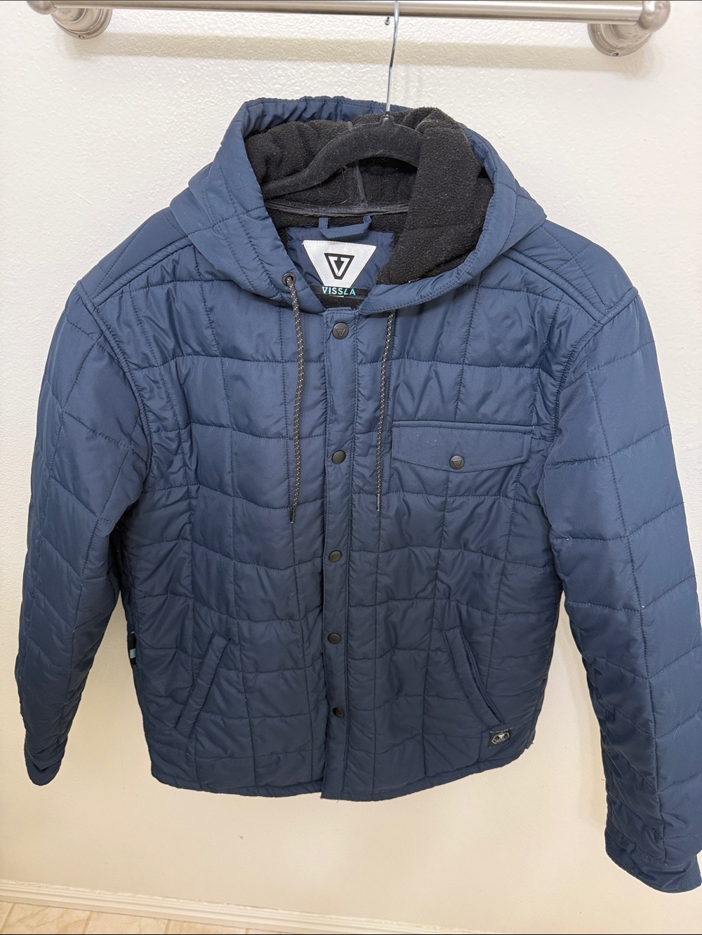 VISSLA Men's Quilted Hooded Puffer Jacket in Navy